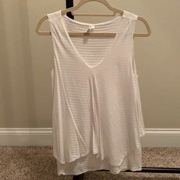 Super cute summer top! ☀️ - Picture 3 of 5